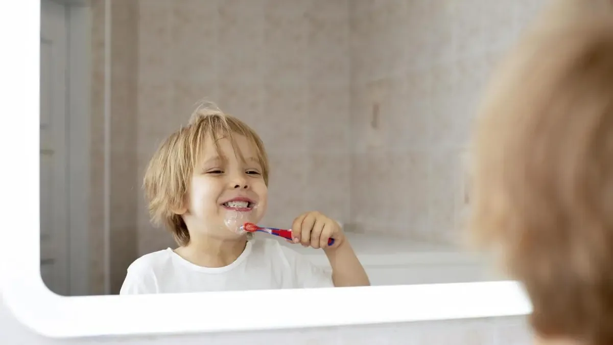 Talleres de higiene oral para niños promueven salud y prevención en comunidades vulnerables.