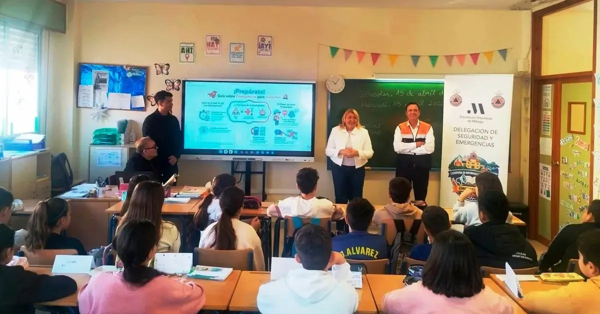 Talleres en escuelas de Málaga instruyen a jóvenes sobre respuesta a situaciones críticas.