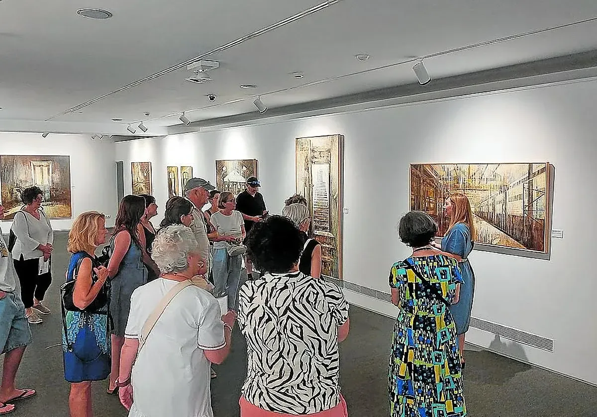 La artista invita a familias a una jornada de creación artística que fomenta la conexión y el aprendizaje.