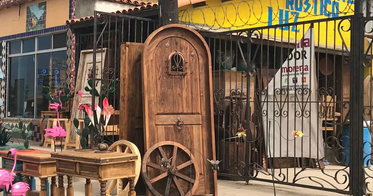 Talleres muebleros cerrados en el bulevar Popotla de Rosarito.