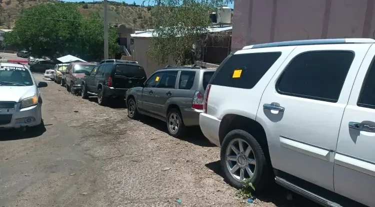 La Jefatura de Tránsito actuará contra autos que obstruyen las calles de varias colonias de la ciudad.