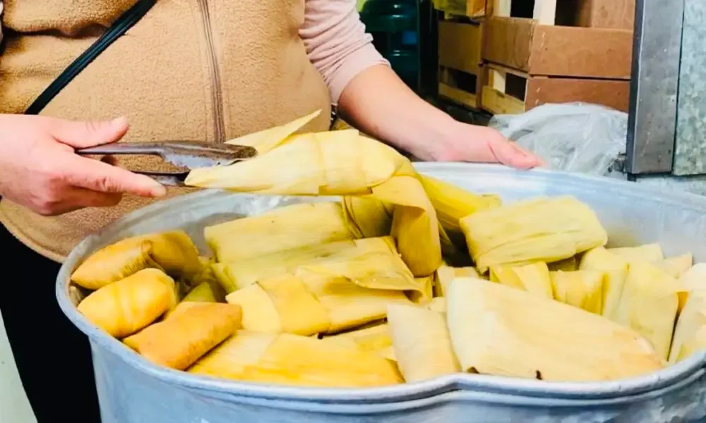 Tamaleros preparan pedidos anticipados para el Día de la Candelaria.