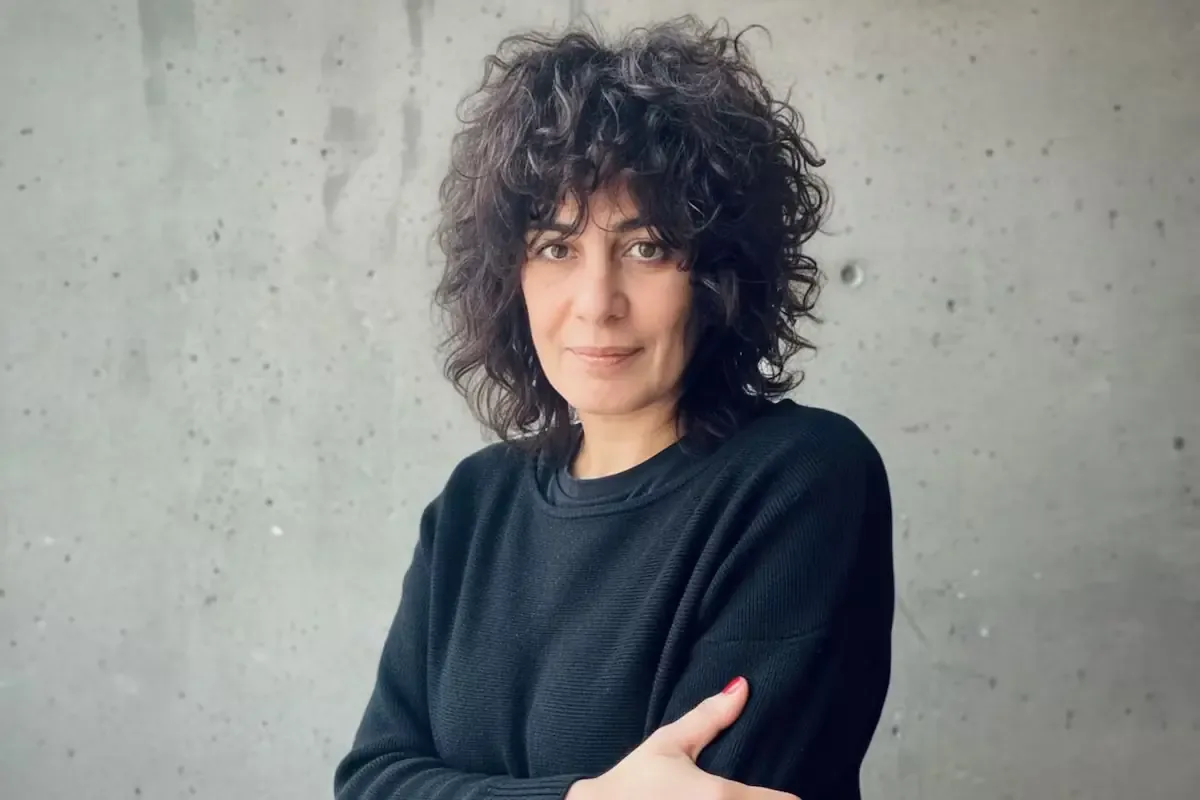La obra de Tamara Cubas explora la migración y la identidad cultural femenina con un enfoque renovador.
