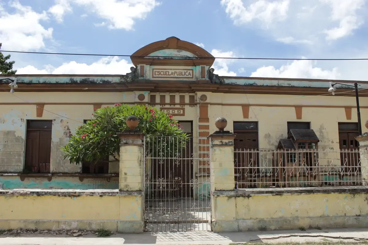 La alcaldesa Mónica Villarreal destaca el impulso de acciones para fortalecer la educación en el municipio.