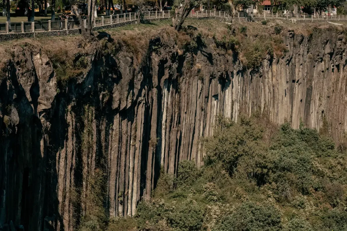 La cascada más alta de Jalisco, ubicada en Tapalpa, ofrece un atractivo natural para los visitantes.