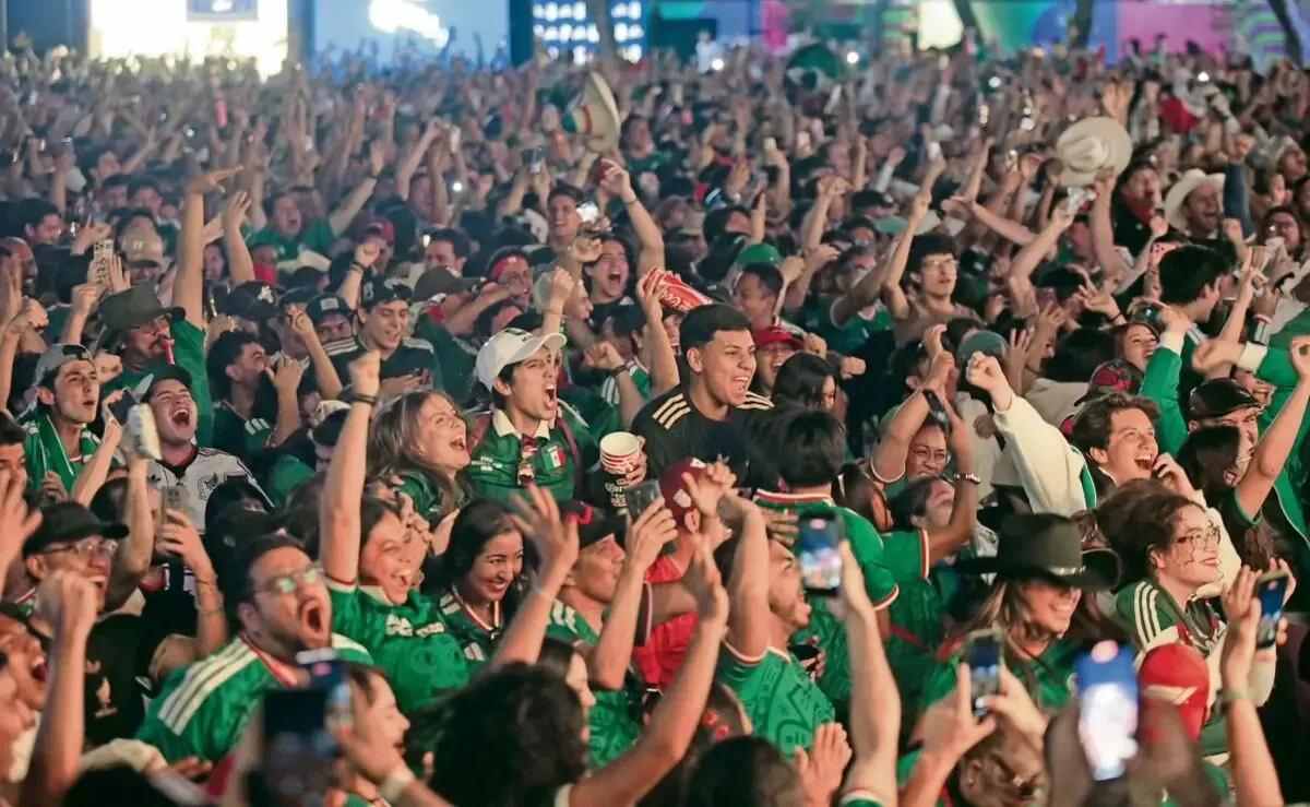 Más de 60 mil aficionados se reunieron en Guadalajara para festejar el pase a la siguiente fase de la Copa Mundial.