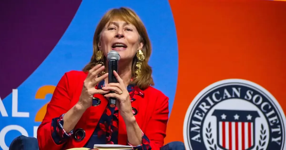 La exfuncionaria federal afirma que el estado requiere una profunda transformación.