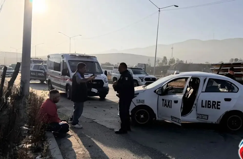 El accidente dejó dos personas con lesiones leves y generó caos en el tráfico.