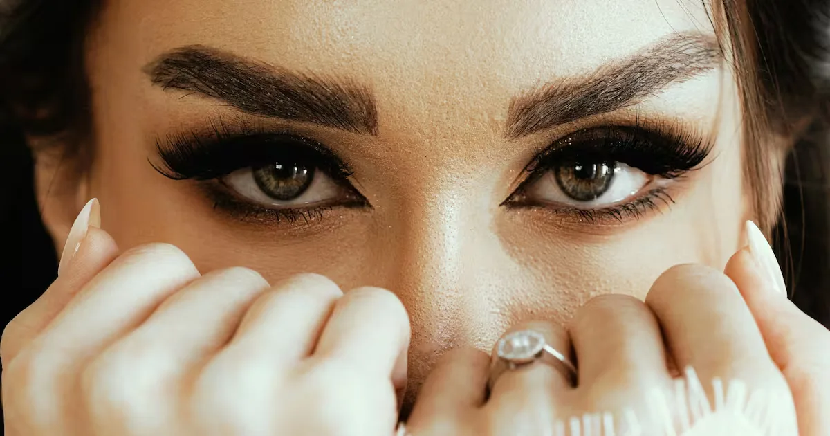 Técnicas de maquillaje para realzar la apariencia de ojos pequeños.