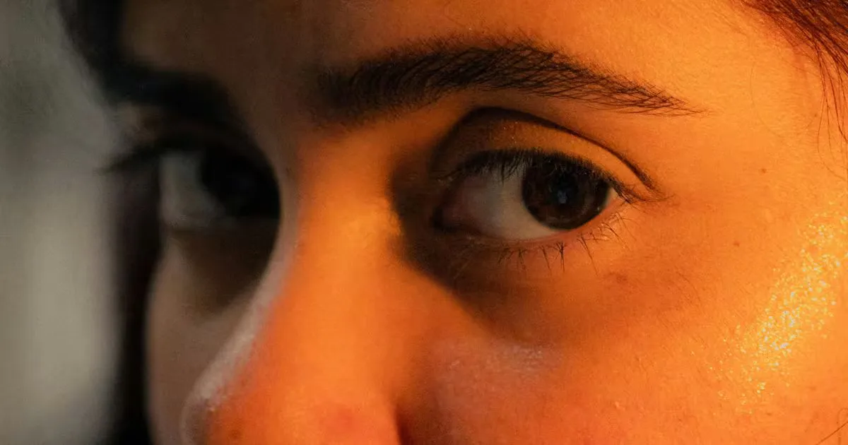 Técnicas de maquillaje para resaltar la belleza de los ojos marrones.