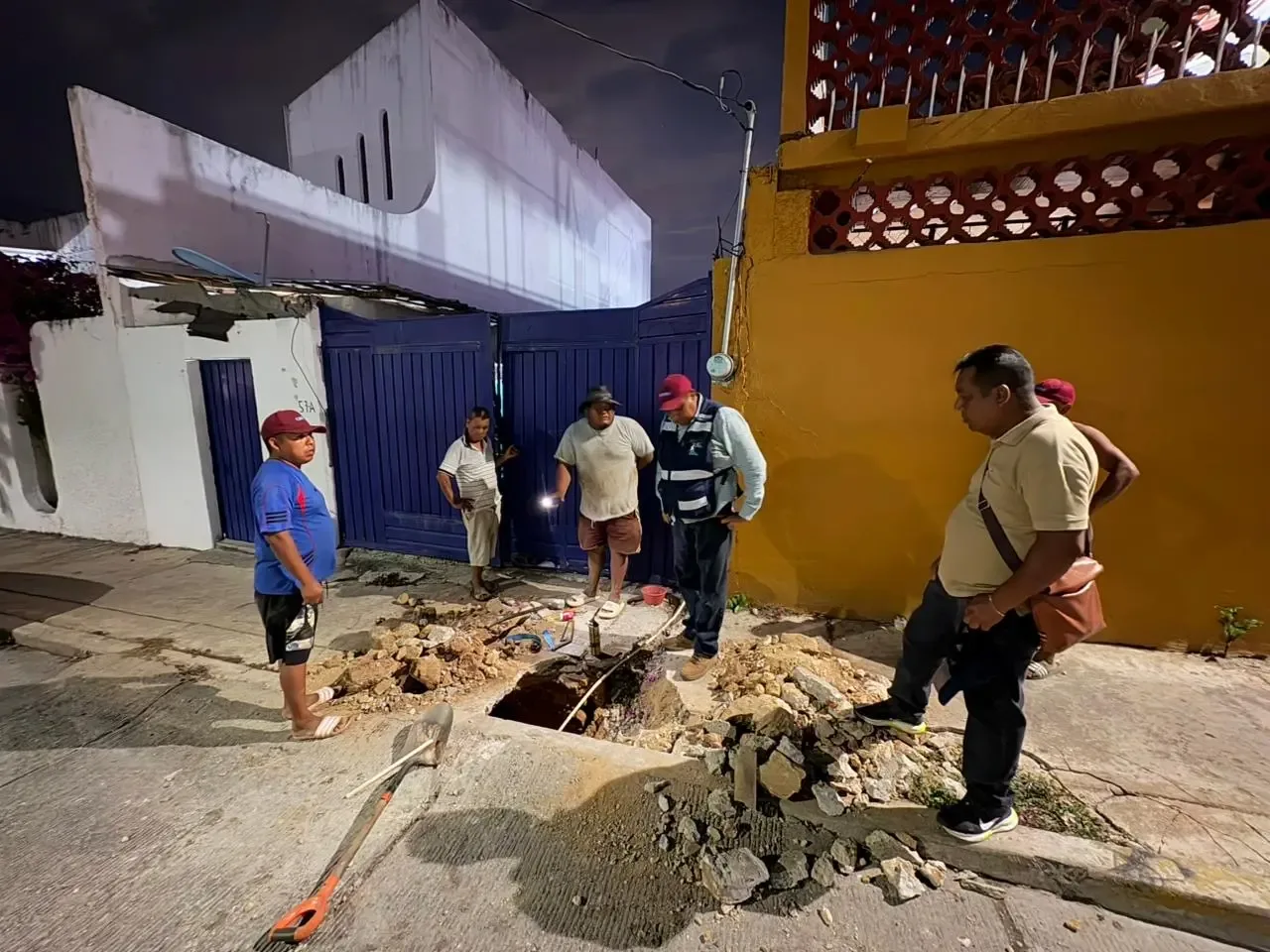 Técnicos de Capama realizan trabajos de mantenimiento en la colonia Hogar Moderno.