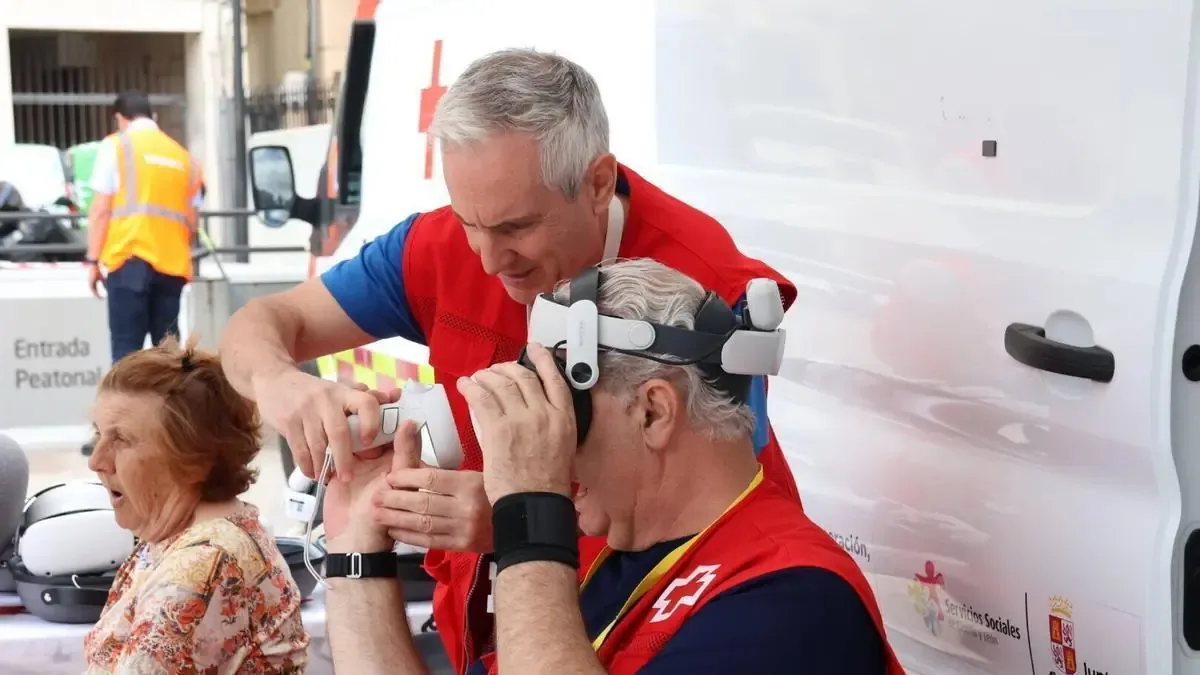 La feria técnica de Cruz Roja en La Marina mejora la vida diaria de adultos mayores mediante tecnología y empatía.