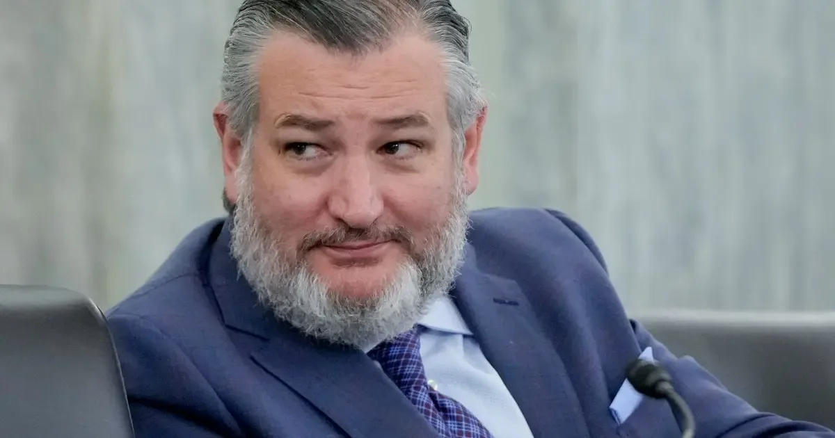 Ted Cruz emitiendo advertencias críticas sobre la política de Trump en Texas.