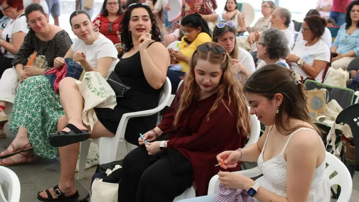 La celebración del Día Mundial de Tejer en Público atrajo a numerosas participantes al centro de la localidad.