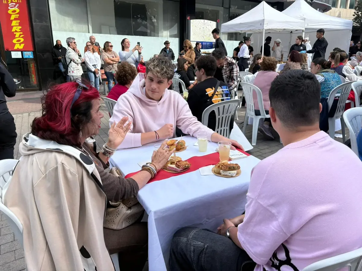 El proyecto First Dates Literario conecta a jóvenes y mayores en un evento educativo emotivo.