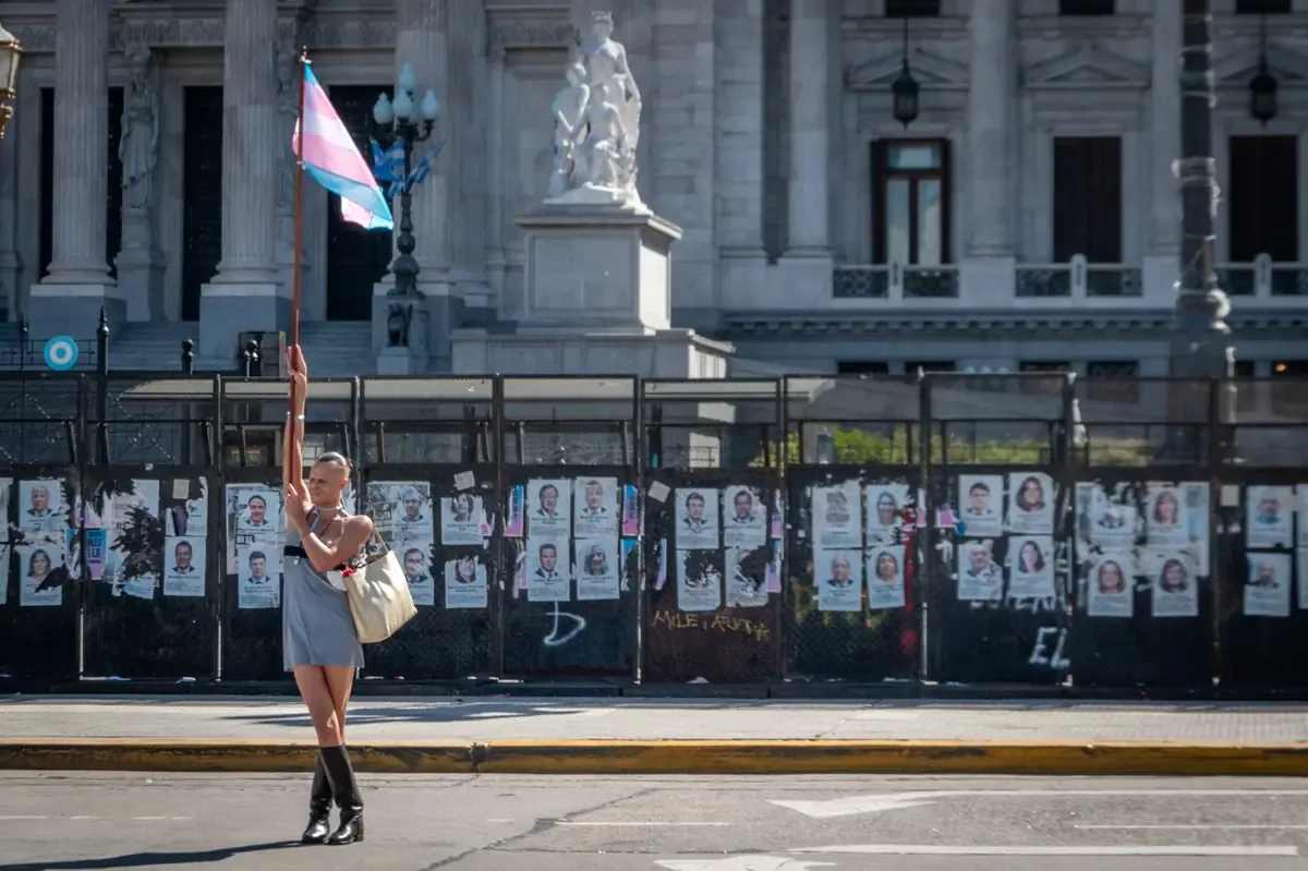 La discusión sobre la comparecencia de la gobernadora desata protestas y acusaciones de censura.