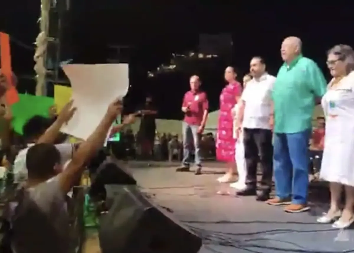 Habitantes exigen respuestas sobre el estado de personas en un centro de rehabilitación durante un festival.