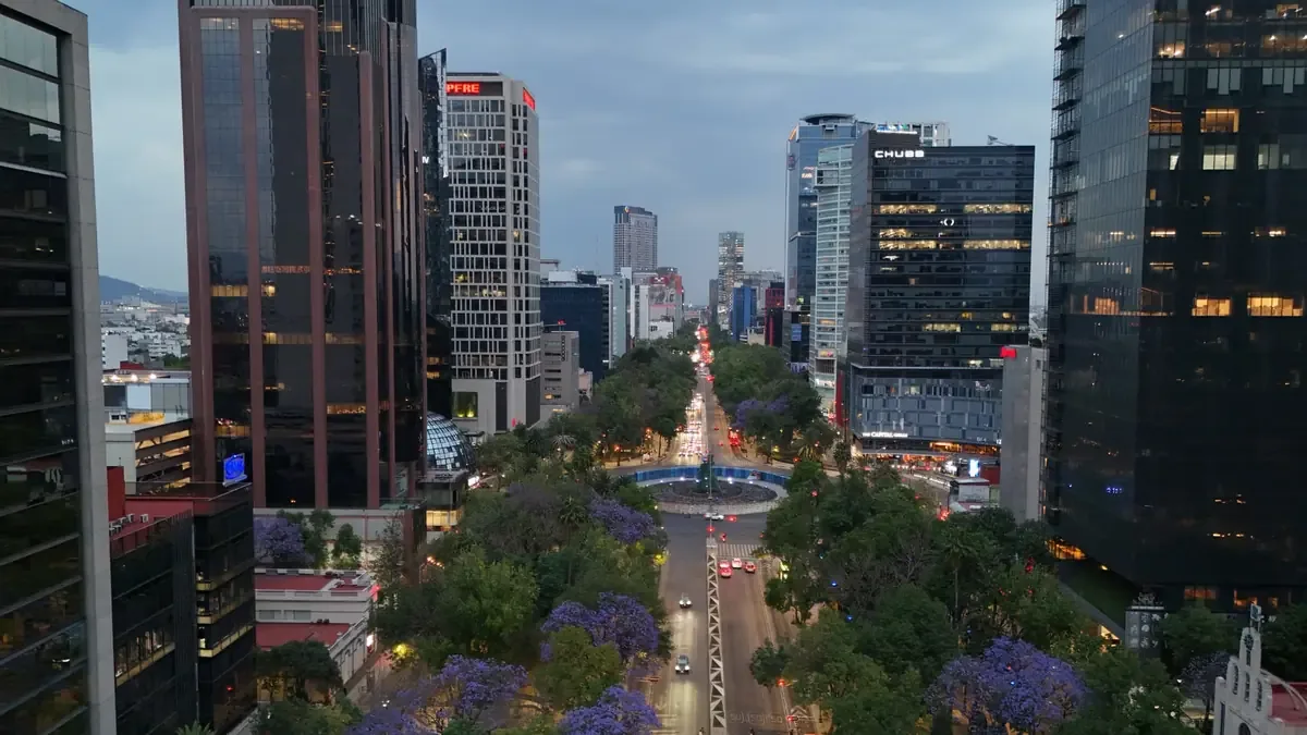 El ex gobernador busca liderazgo opositor mientras enfrenta cargos en México.