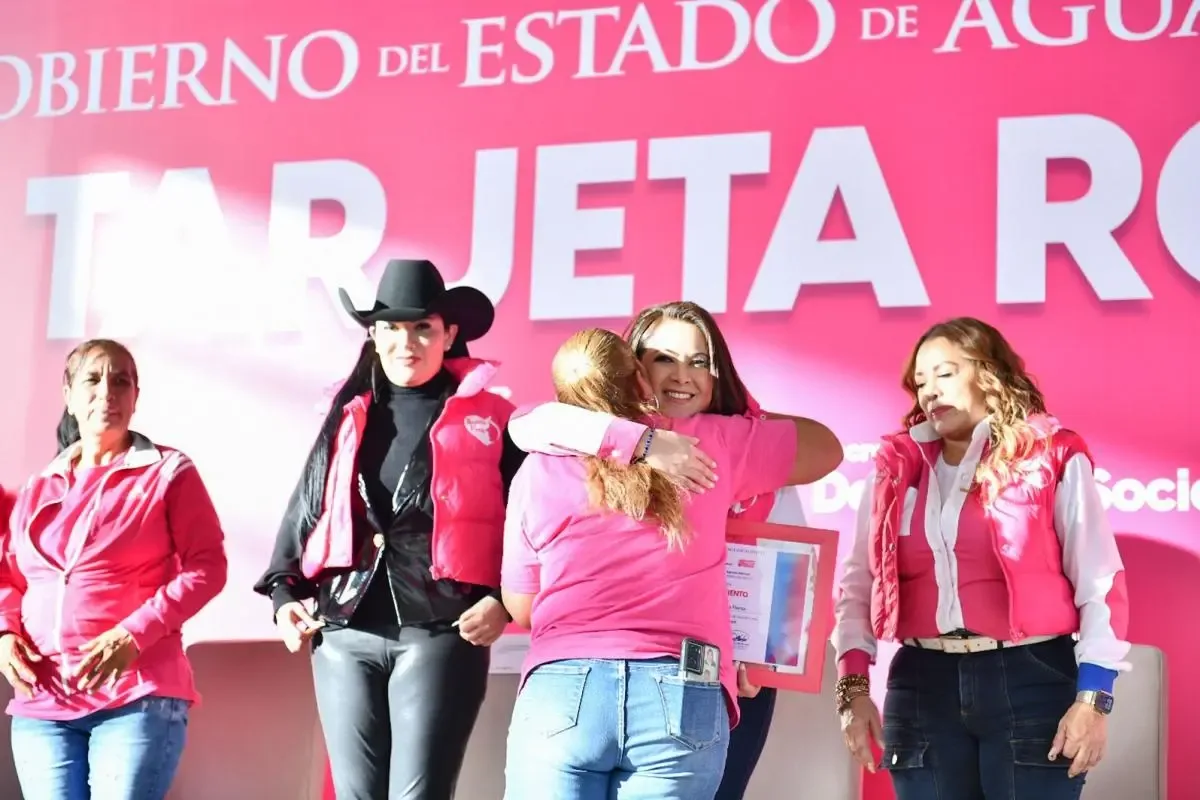Tere Jiménez durante el encuentro con promotoras del Programa Tarjeta Rosa en Tepezalá.