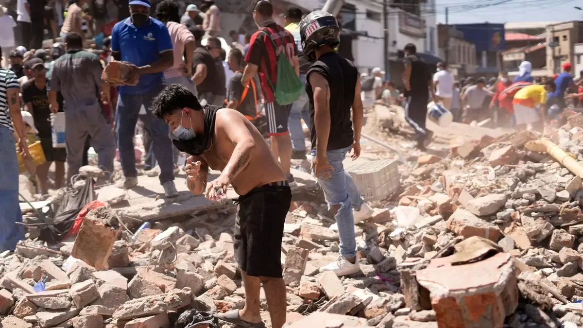 Un fuerte sismo en Colombia ha devastado comunidades, causando múltiples víctimas y daños significativos en infraestructuras.