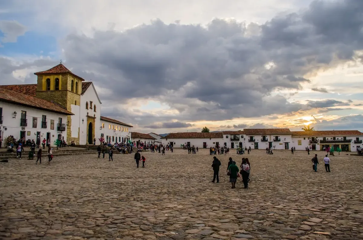 Un fuerte terremoto sacudió Colombia, afectando varias ciudades y dejando un saldo trágico de fallecidos.