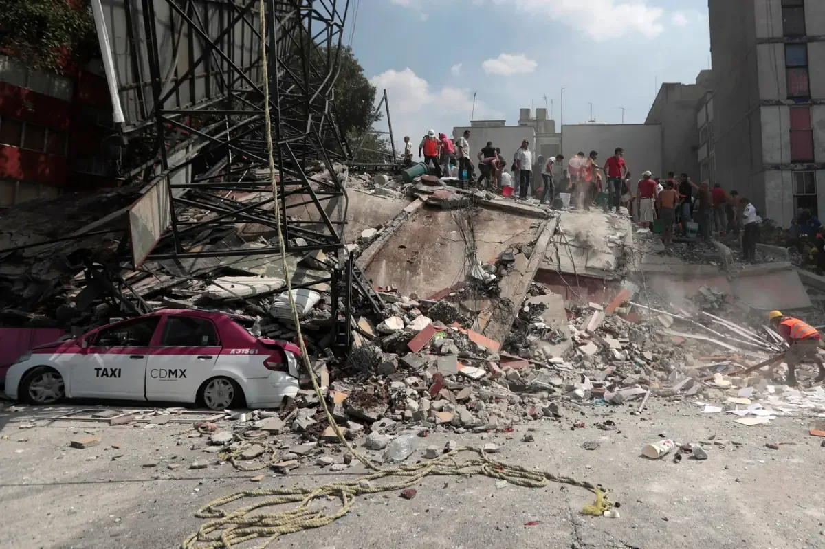 Celebridades comparten testimonios de resiliencia tras sismos devastadores en México y el mundo.