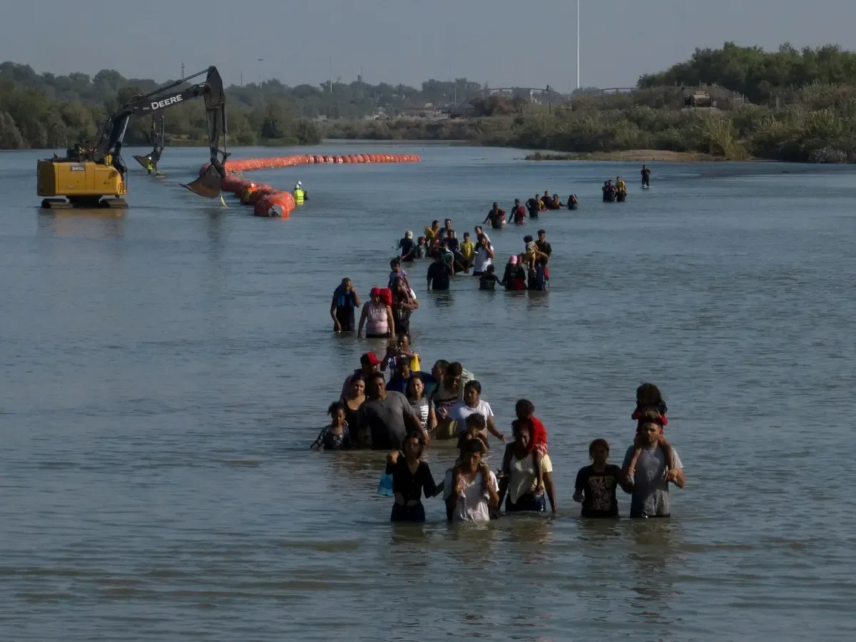 Las recientes decisiones en Texas sobre barreras migratorias reflejan la crisis en Ceuta y la propagación de tensiones migratorias.