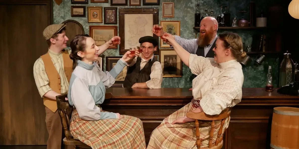 "The Irish … and How They Got That Way" honra la herencia y resistencia irlandesa en un vibrante espectáculo musical.