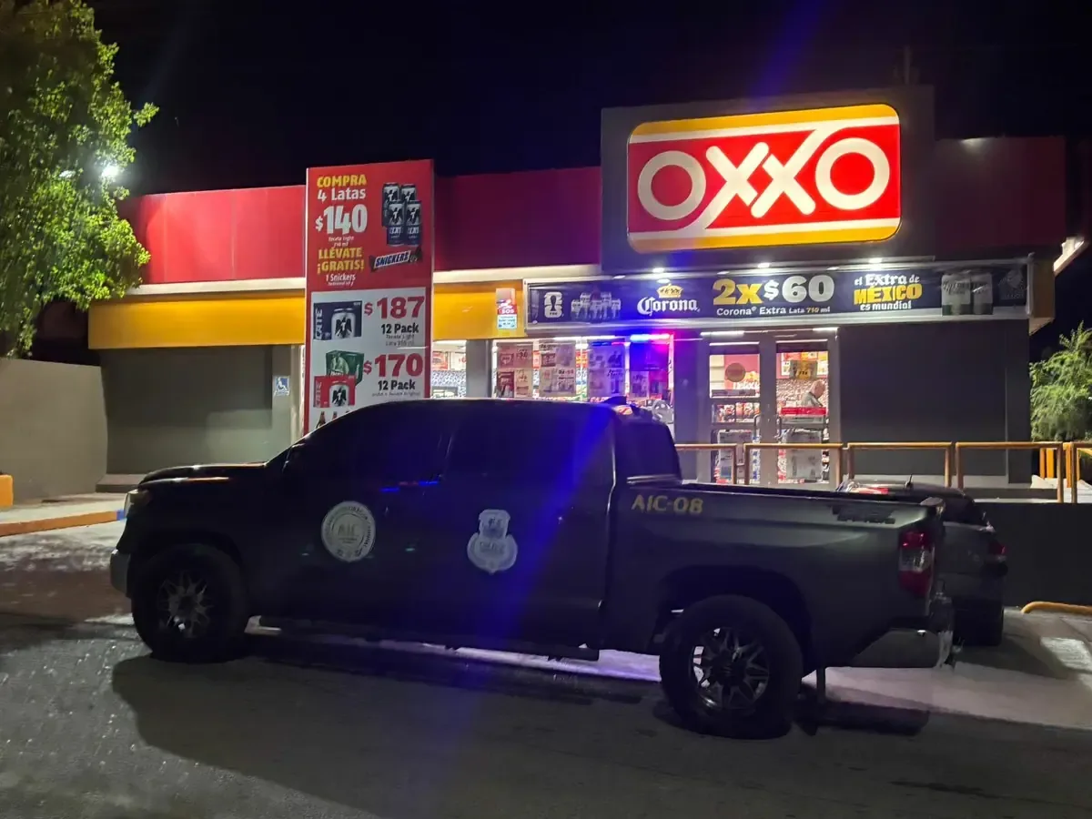 La Policía revisa un Oxxo en Monclova tras un aviso de un repartidor.