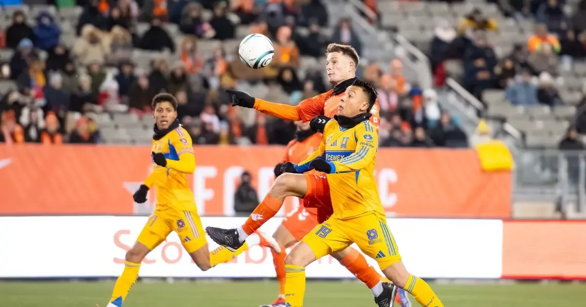 Tigres en acción durante su empate sin goles ante Forge en un clima gélido.