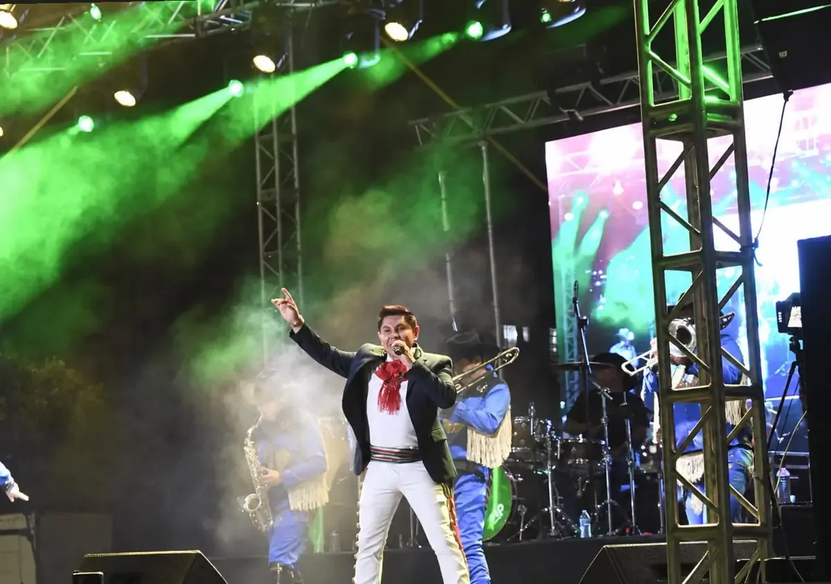 El concierto de cumbia fue marcado por varios problemas técnicos en el sonido.