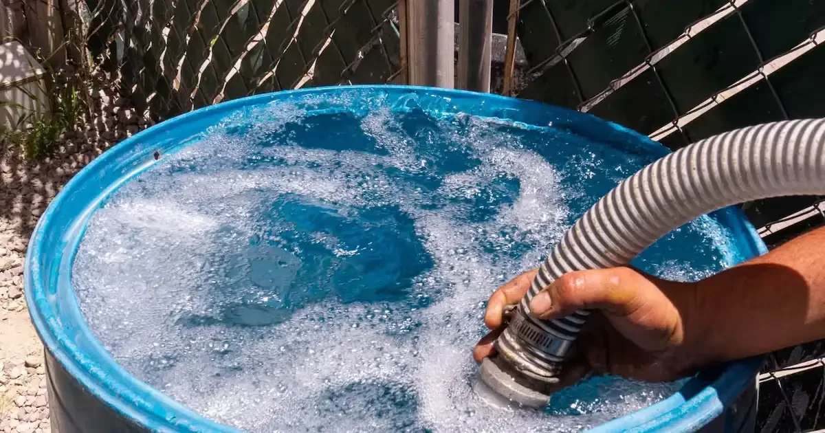 Habitanes exigen suministro de agua y reportan precios elevados en tambos.