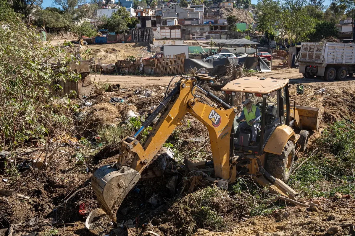 El Gobierno Municipal de Tijuana avanza en la limpieza y conservación de espacios públicos ante la temporada de lluvias.