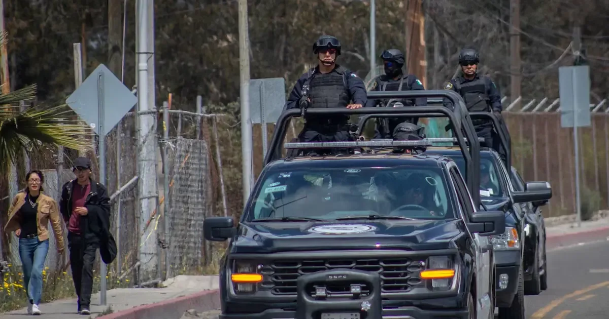 La Fiscalía de Baja California investiga la colusión de agentes municipales con bandas de extorsión.
