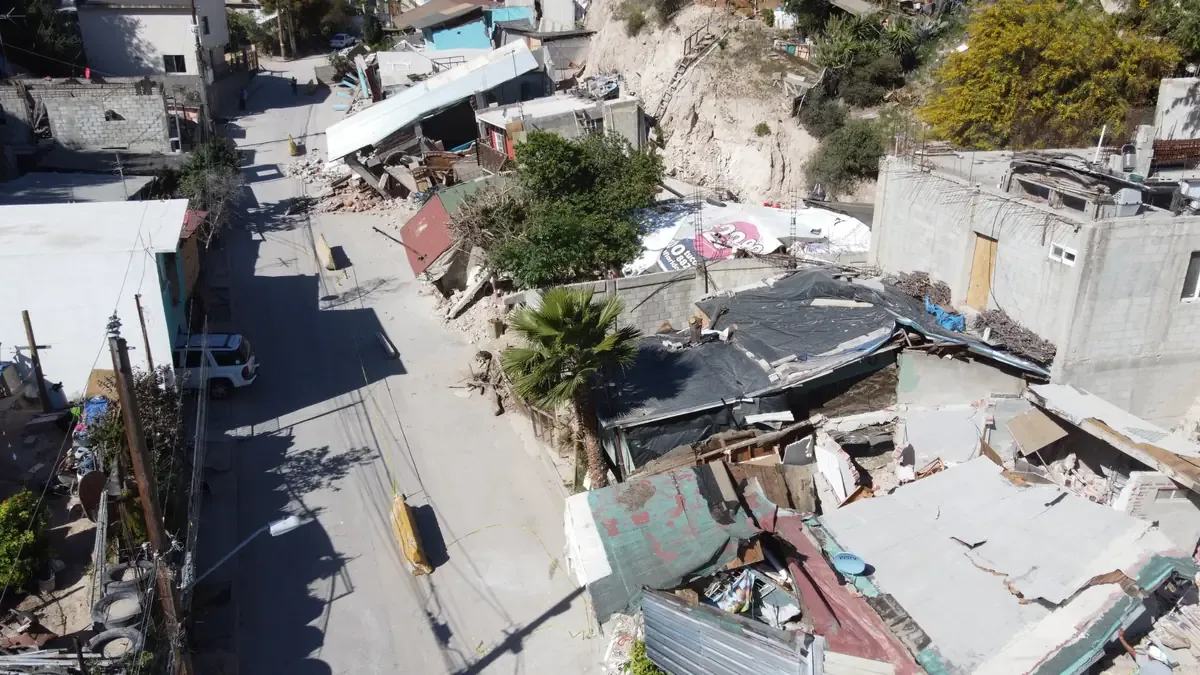 La ciudad enfrenta severas vulnerabilidades ante sismos e inundaciones, según expertos.