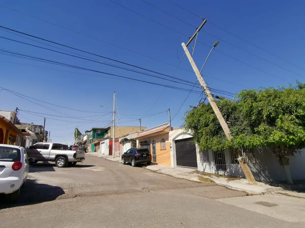 Fuertes vientos en Tijuana provocan cortes de agua y energía eléctrica en diversas colonias.