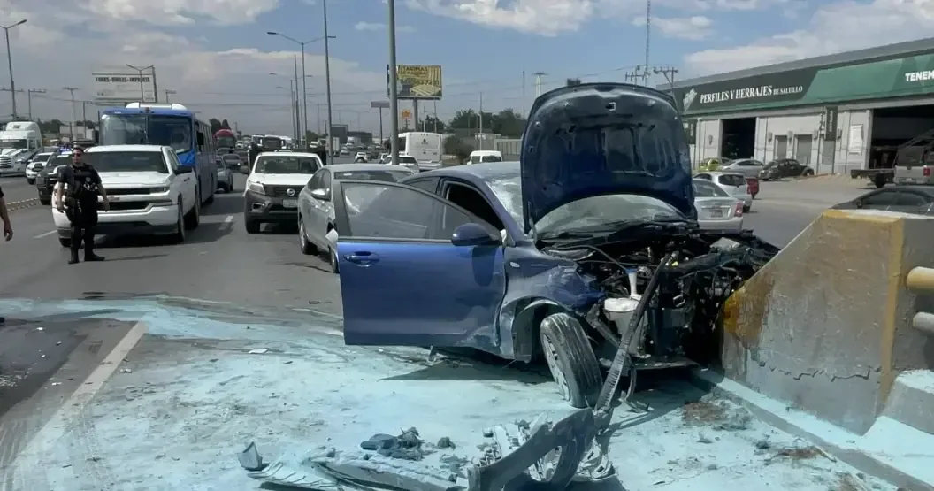 Un flujo vial activo se vio afectado por un accidente de auto relacionado con un tinaco desprendido.