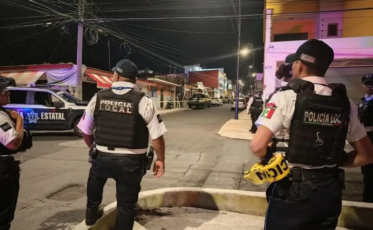 Un operativo policial en Orizaba resultó en un tiroteo, un delincuente abatido y varios detenidos.