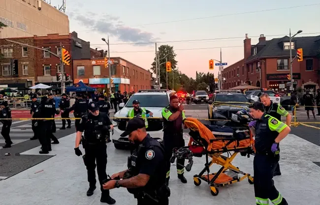 Un tiroteo durante un festival en Toronto resulta en dos muertos y seis heridos; las autoridades buscan al responsable.