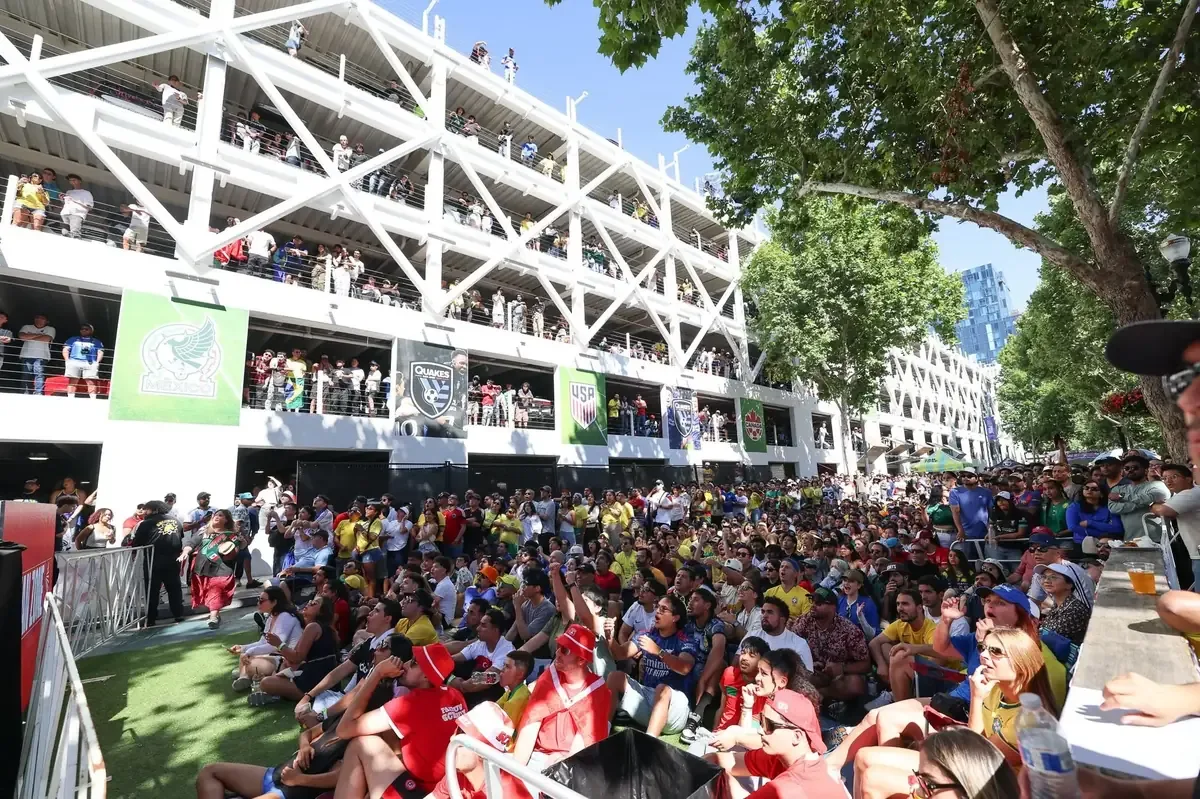Un ataque en una zona de aficionados del Mundial sorprende a la comunidad local, que disfrutaba del evento futbolístico.