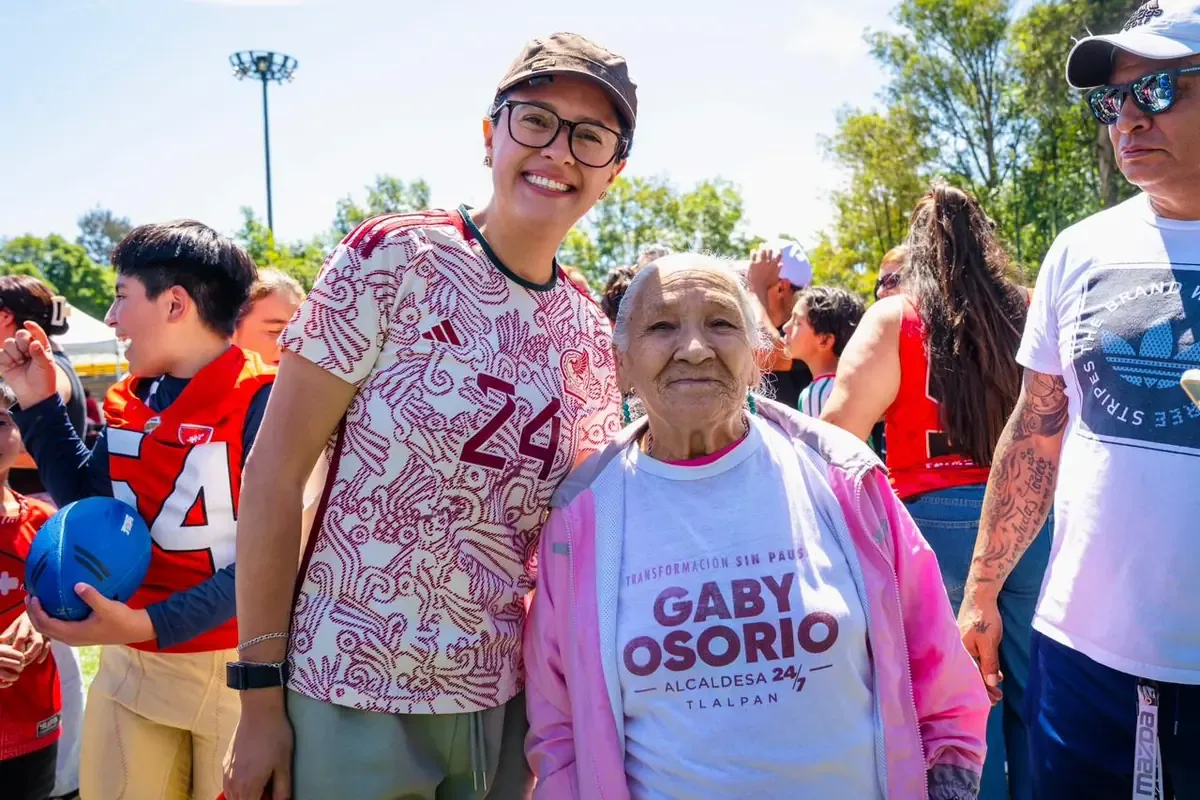 La alcaldesa Gabriela Osorio busca llevar los beneficios del Mundial a las comunidades locales.