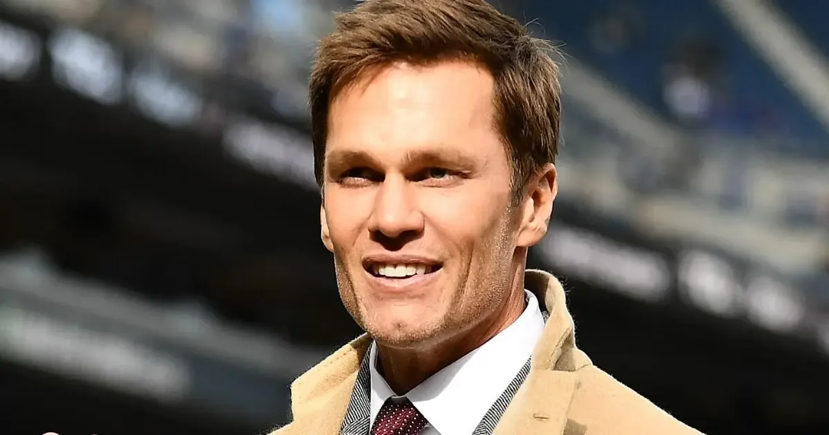 Tom Brady reflexionando sobre el liderazgo y su impacto en la sociedad.