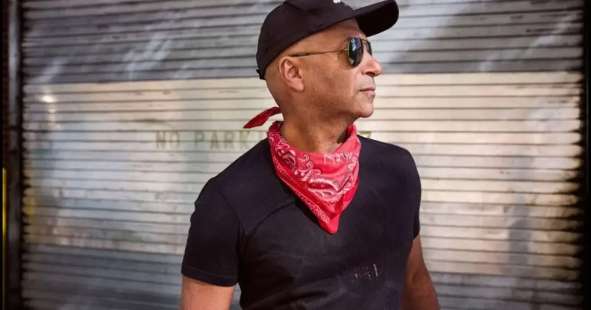 Tom Morello fusiona rock y activismo en su primer álbum solista, explorando temas sociales y políticos.