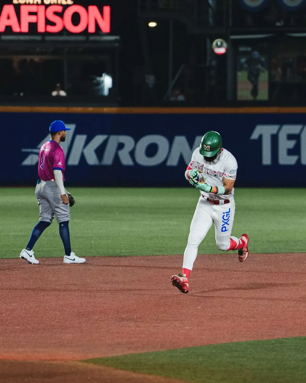 Tomateros de Culiacán celebran su victoria tras el partido emocionante contra Dominicana.