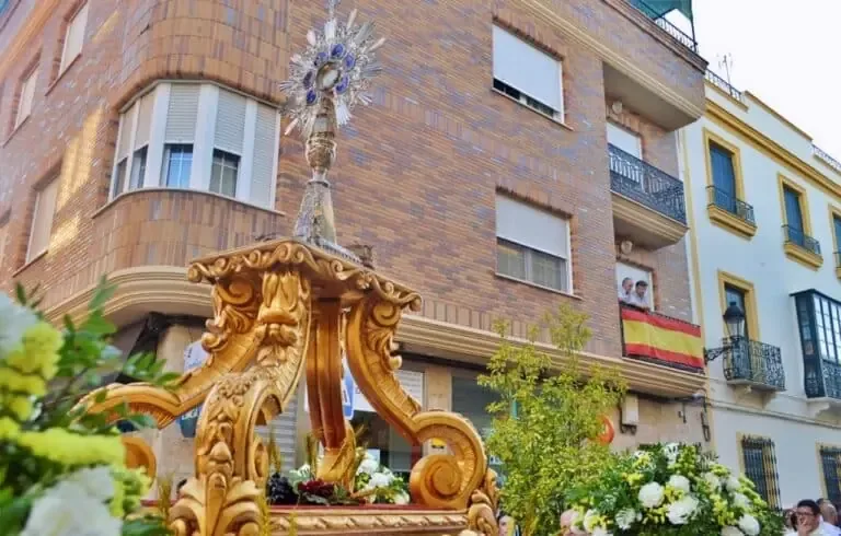 Gran participación ciudadana marca la procesión del Corpus en Tomelloso, destacando la religiosidad y el arte local.