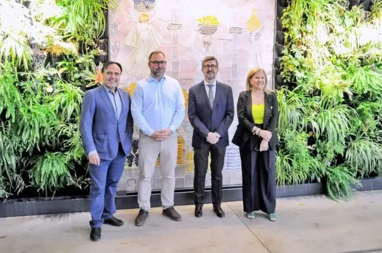 Expertos y autoridades se reúnen para destacar la variedad Airén como clave en la viticultura local y su futuro.