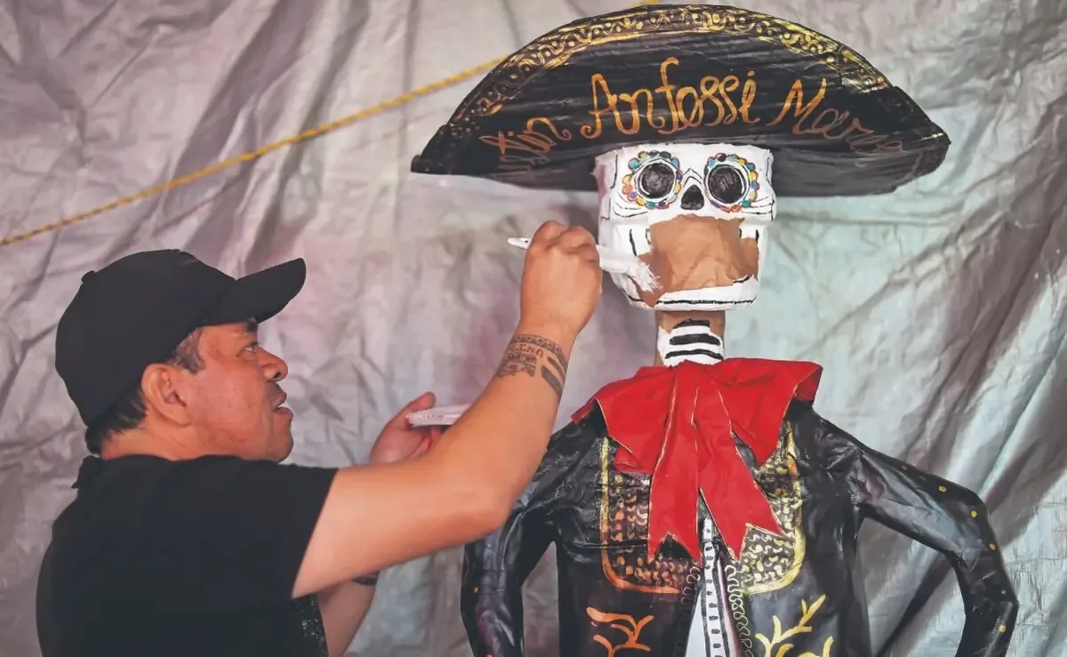 Tomás Linares destaca la cultura mexicana a través de calaveras de papel maché, con obras exhibidas en el Zócalo.