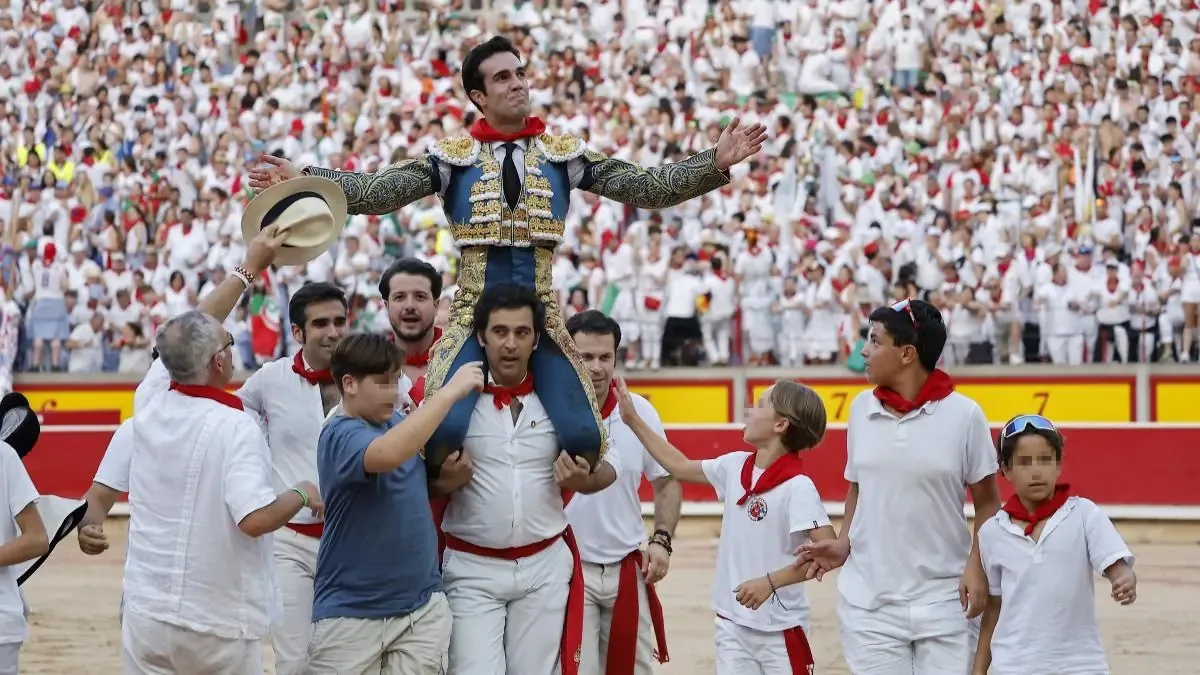 La plaza de toros de Pamplona se llena una vez más en la última corrida de San Fermín, destacando la actuación de Tomás Rufo.
