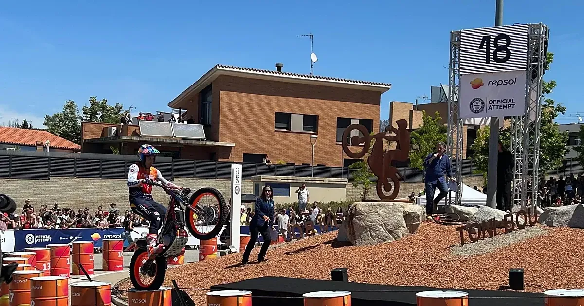 El piloto catalán demuestra su habilidad con un increíble salto en Piera.