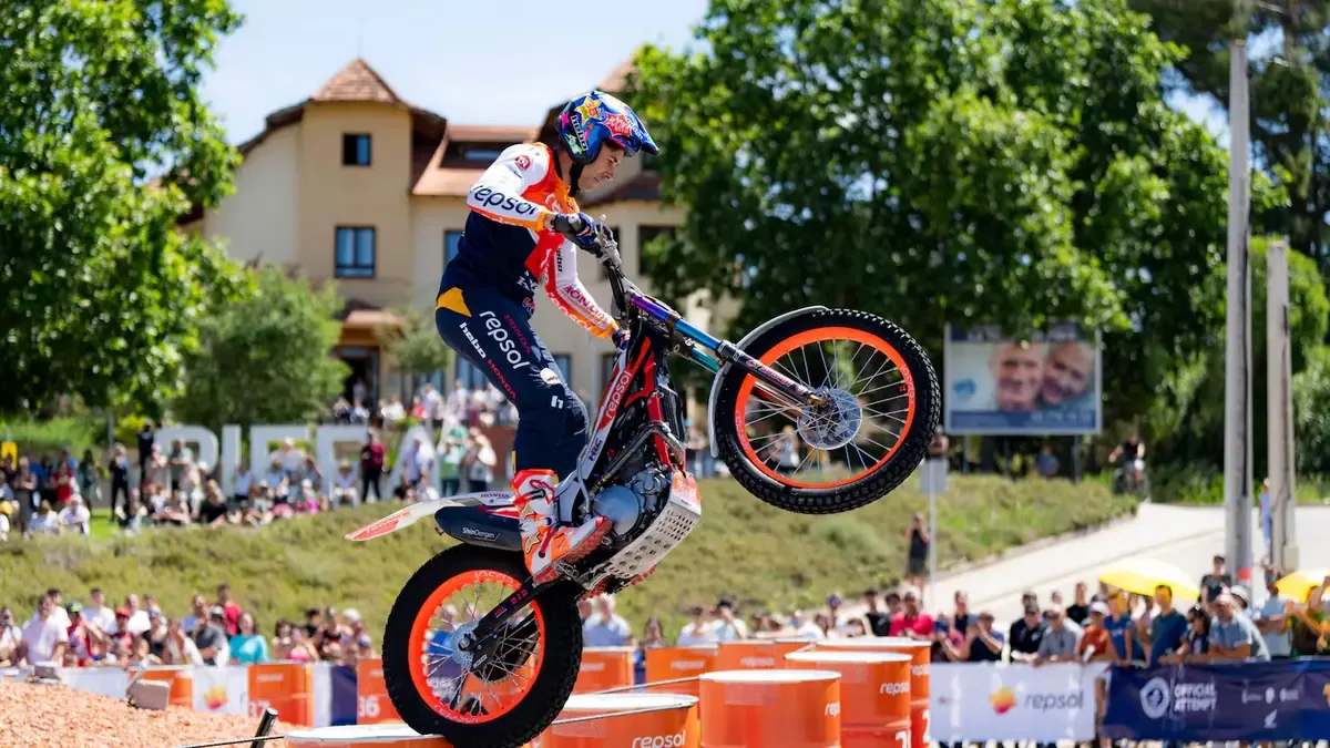 El piloto español logró 53 saltos en un evento emocionante que atrajo a su comunidad.
